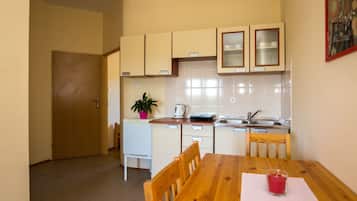 Family Apartment, 1 Bedroom, Balcony, Lake View | Private kitchenette
