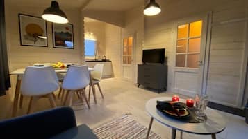 Cabana Comfort, zona enjardinada | 1 dormitori, planxa i posts de planxar, wifi gratuïta i roba de llit