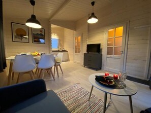 Comfort Cabin, Garden Area | Iron/ironing board, bed sheets - Zatoka Zabłockich Ośrodek Wypoczynkowy (Znin)