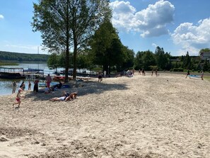 Private beach, white sand, sun-loungers, beach volleyball - Zatoka Zabłockich Ośrodek Wypoczynkowy (Znin)
