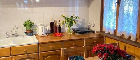 Design Cabin, Lake View | Private kitchenette
