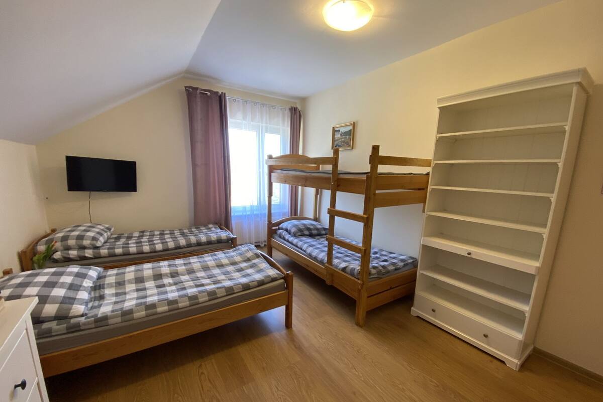 Camera familiare, sul cortile | 1 camera, ferro/asse da stiro, Wi-Fi gratuito, lenzuola