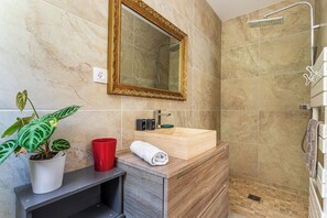 Dusche, kostenlose Toilettenartikel, Haartrockner, Handtücher