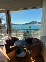 Exclusieve studio, 1 kingsize bed, balkon, uitzicht op zee | Luxe beddengoed, een bureau, een laptopwerkplek, geluiddichte muren