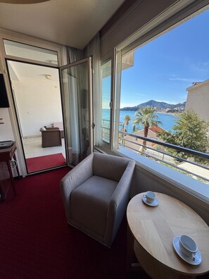 Family Suite, 1 King Bed with Sofa bed, Balcony, Sea View | Living area - Hotel Meridian (Becici)