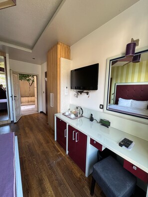 Deluxe Studio, 1 King Bed, Garden View | Premium bedding, desk, laptop workspace, soundproofing - Hotel Meridian (Becici)