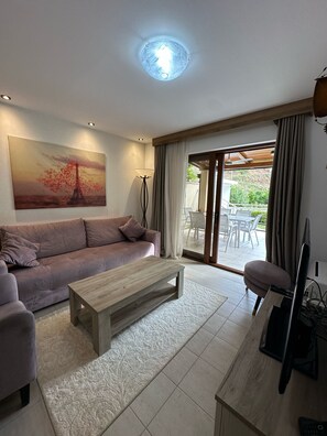 Luxury Villa, 2 Bedrooms, Balcony, Sea View | Living area | 32-inch TV with satellite channels - Hotel Meridian (Becici)