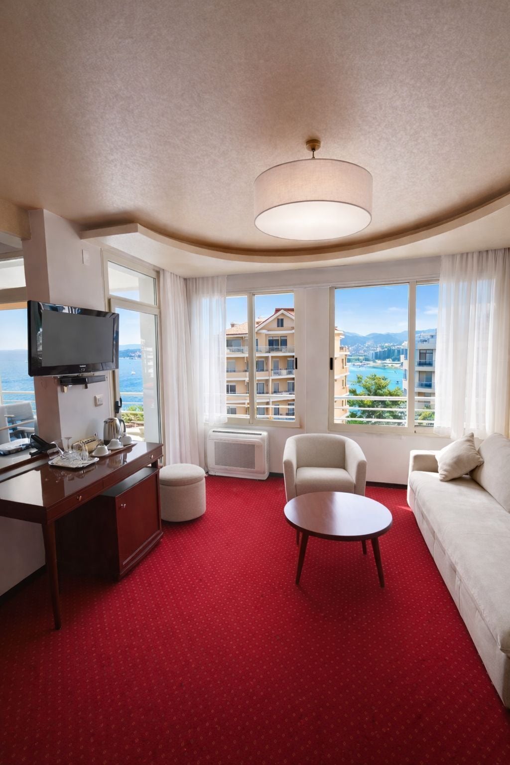 Familien-Suite, 1 King-Bett und Schlafsofa, Balkon, Meerblick | Wohnbereich | 32-Zoll-Fernseher mit Satellitenempfang