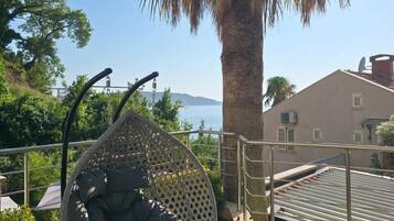 Vila luxo, sacada, vista para o mar | Comodidades do quarto