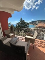 Grand-Villa, 3 Schlafzimmer, Balkon, Meerblick | Terrasse/Patio
