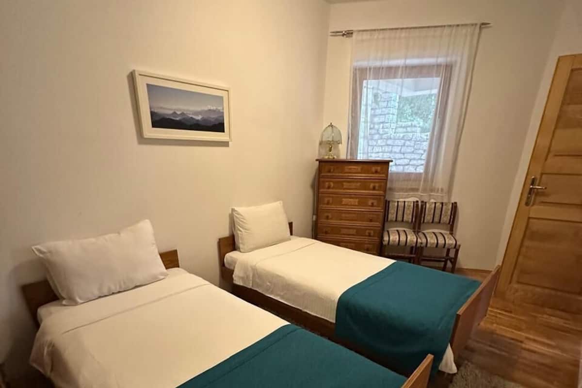 Vila elite, 2 quartos, sacada, vista parcial para o mar | Roupas de cama premium, escrivaninha, espaço de trabalho para notebook