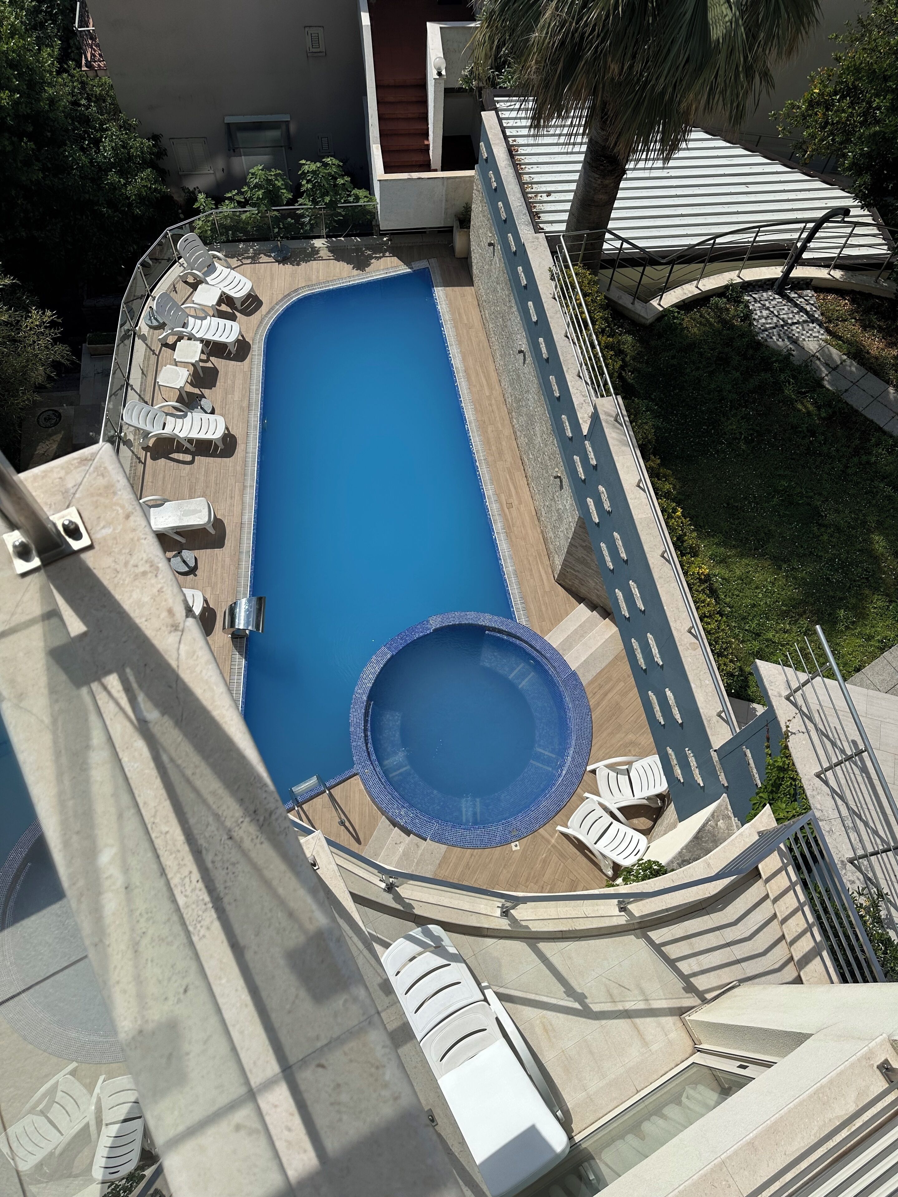 季節限定屋外プール、プール パラソル、サンラウンジャー