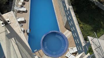 Sesongbasert utendørsbasseng, bassengparasoller og solsenger