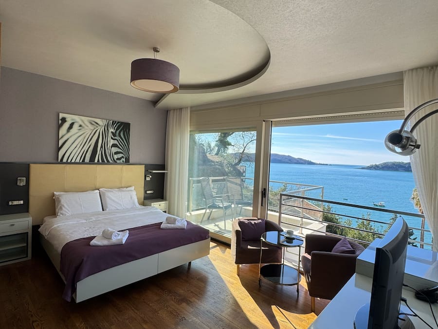 Estudio exclusivo, 1 cama de matrimonio grande, balcón, vistas al mar | Ropa de cama de alta calidad y escritorio