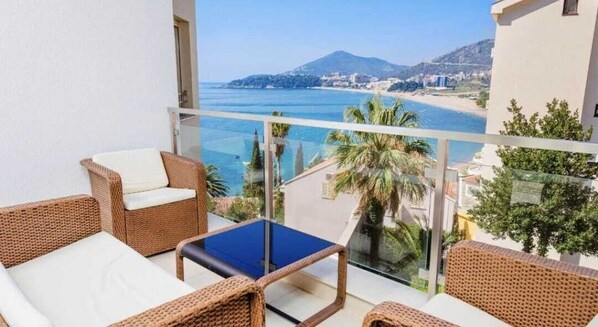 Classic-Apartment, Balkon, eingeschränkter Meerblick | Terrasse/Patio