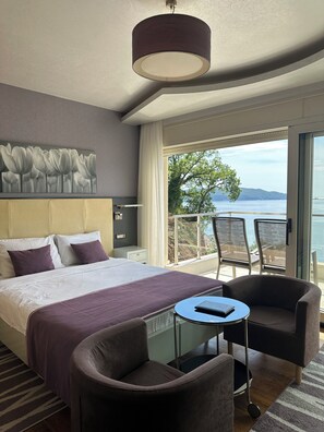Exclusive-studio, 1 suuri parisänky, parveke, merinäköala | Ylelliset vuodevaatteet, työpöytä
