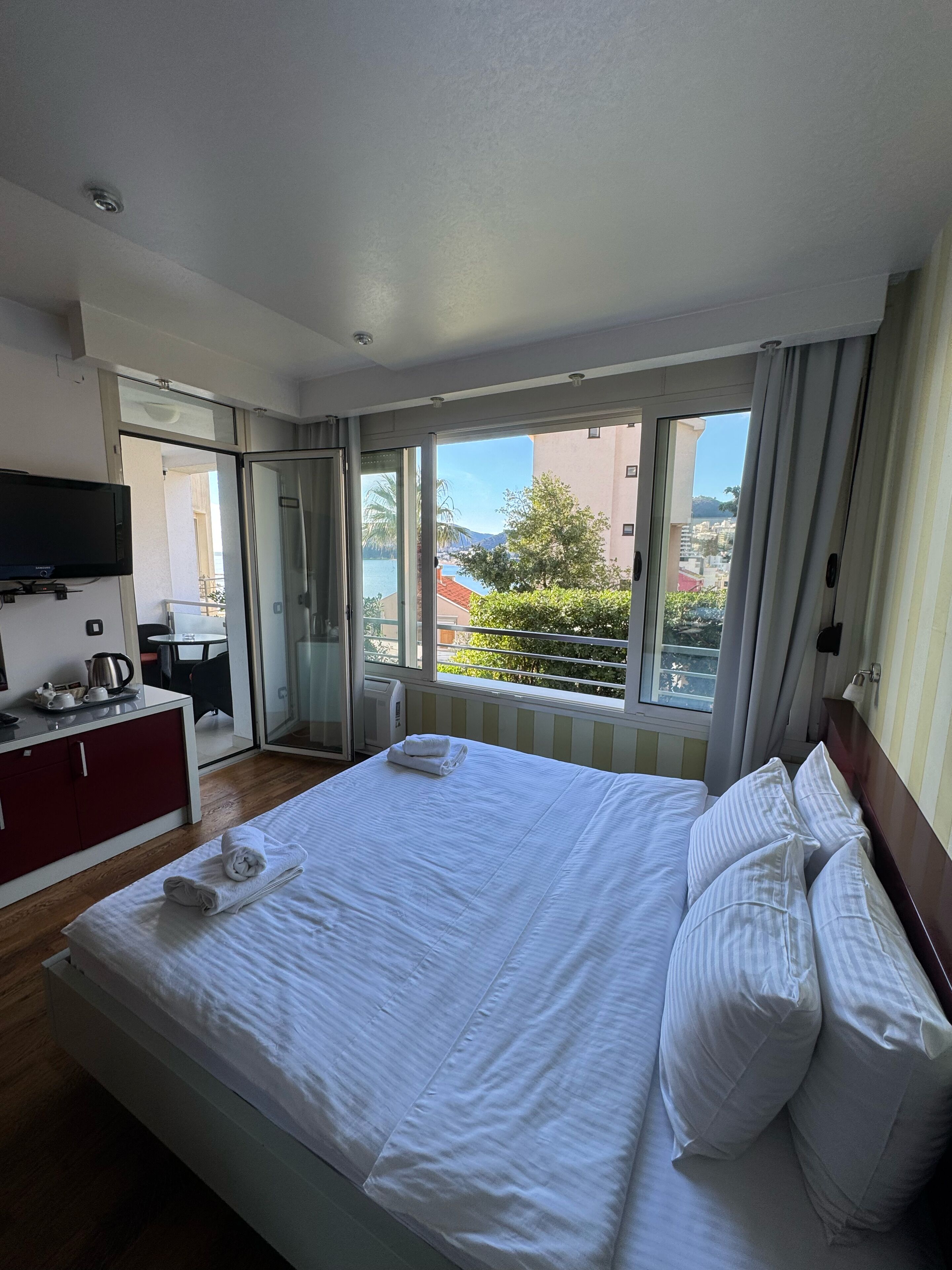 Deluxe Studio, 1 King Bed, Balcony, Partial Sea View | Premium bedding, desk, laptop workspace, soundproofing