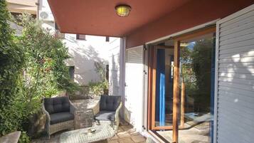 Villa Ălite, 2 chambres, balcon, vue partielle sur la mer | Terrasse/Patio