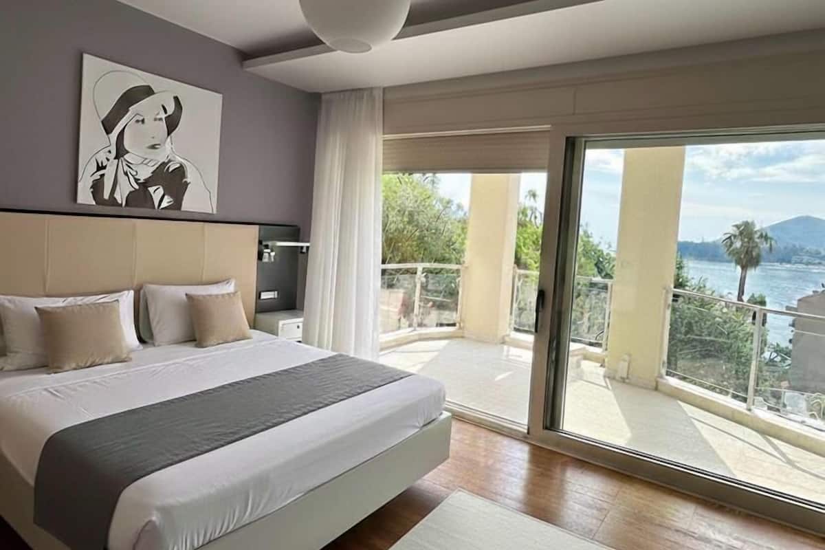 Exclusive Studio, 1 King Bed, Balcony, Sea View | Premium bedding, desk, laptop workspace, soundproofing