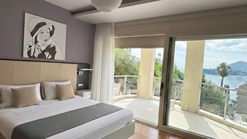 Exclusive Studio, 1 Katil Raja (King), Balcony, Sea View | Peralatan tempat tidur premium, meja, ruang kerja komputer riba