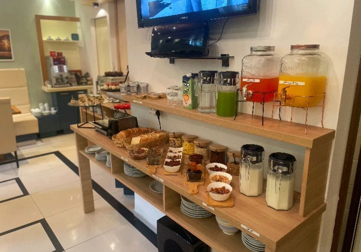Un buffet de petit-déjeuner proposant une variété d’aliments et de boissons présentés sur des étagères.