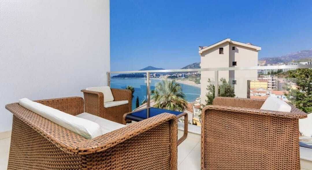 Appartement Classique, balcon, vue partielle sur la mer | Terrasse/Patio