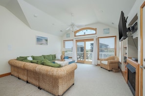 Fernseher, Tischtennisplatte, Bücher