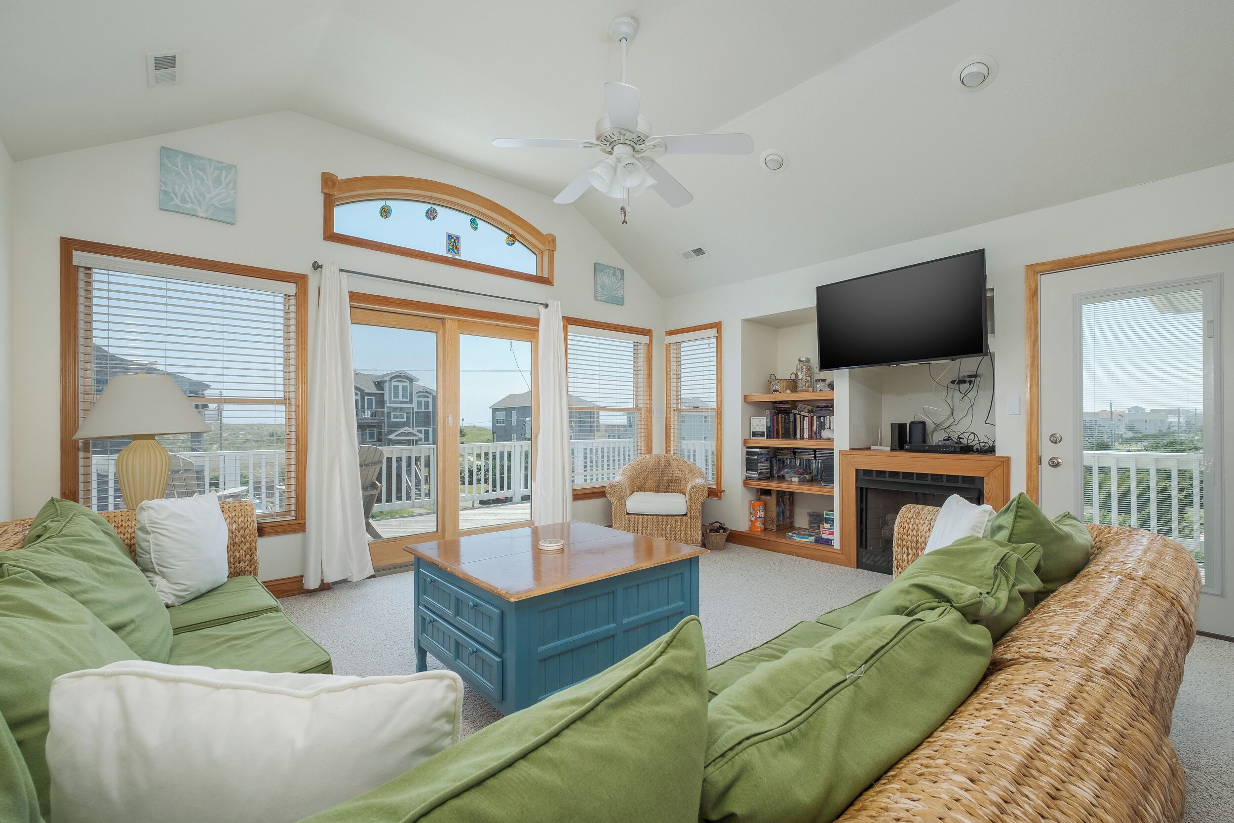 تلفزيون، تنس طاولة، كُتُب