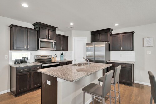 Charming 3-bedroom single family house, family friendly in brilliant Hobby area.