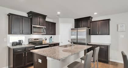 Charming 3-bedroom single family house, family friendly in brilliant Hobby area.