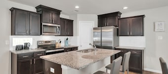 Charming 3-bedroom single family house, family friendly in brilliant Hobby area.