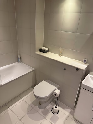 Sèche-cheveux, serviettes fournies, savon, papier toilette