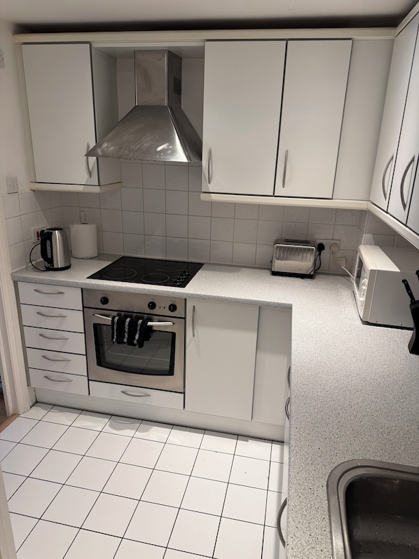 Mikrovågsugn, ugn, spishäll och diskmaskin