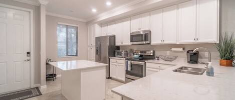 Køleskab, mikrobølgeovn, ovn, kogeplade