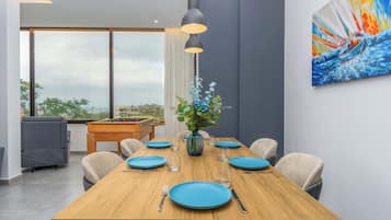 Apartment, 2 Bedrooms, Kitchen, Mountain View | In-room dining