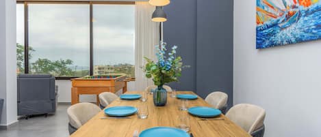 Apartamento, 2 quartos, cozinha, vista para a montanha | Opções para refeição no quarto