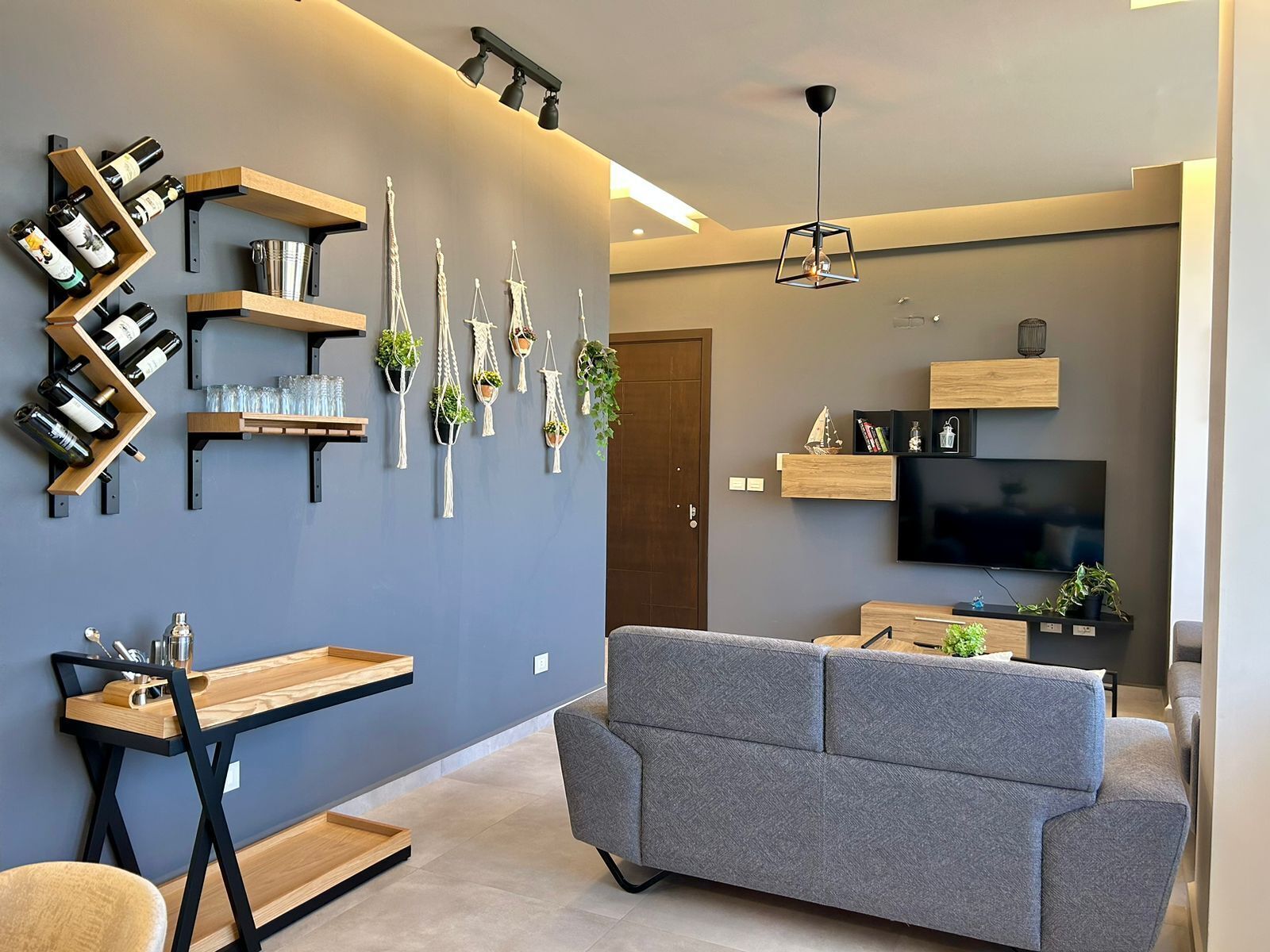 Apartment, 2 Bedrooms, Kitchen, Mountain View | Living room | 42-inch Smart TV with digital channels, streaming services