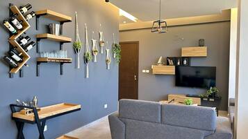 Apartment, 2 Bedrooms, Kitchen, Mountain View | Living room | 42-inch Smart TV with digital channels, streaming services