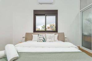 2 bedrooms, blackout curtains, iron/ironing board, free WiFi
