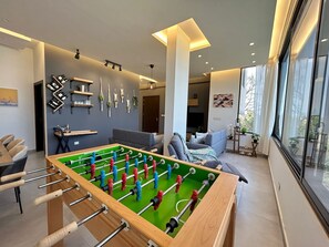 Apartment, 2 Bedrooms, Kitchen, Mountain View | Living room