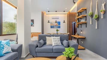 Apartment, 2 Bedrooms, Kitchen, Mountain View | Living room | 42-inch Smart TV with digital channels, streaming services