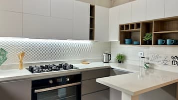 Apartemen, 2 kamar tidur, dapur, pemandangan gunung | Dapur pribadi | Lemari es besar, oven, kompor, dan ketel listrik