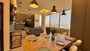 Appartement, 2 chambres, cuisine, vue montagne | Restauration dans la chambre