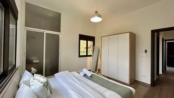2 habitaciones, cortinas blackout y tabla de planchar con plancha