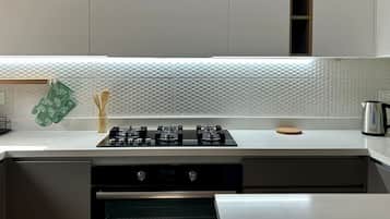 Apartment, 2 Schlafzimmer, Küche, Bergblick | Eigene Küche | Großer Kühlschrank, Ofen, Herdplatte, Wasserkocher