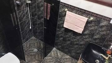 Chuveiro, secador de cabelo, toalhas de banho, sabonete