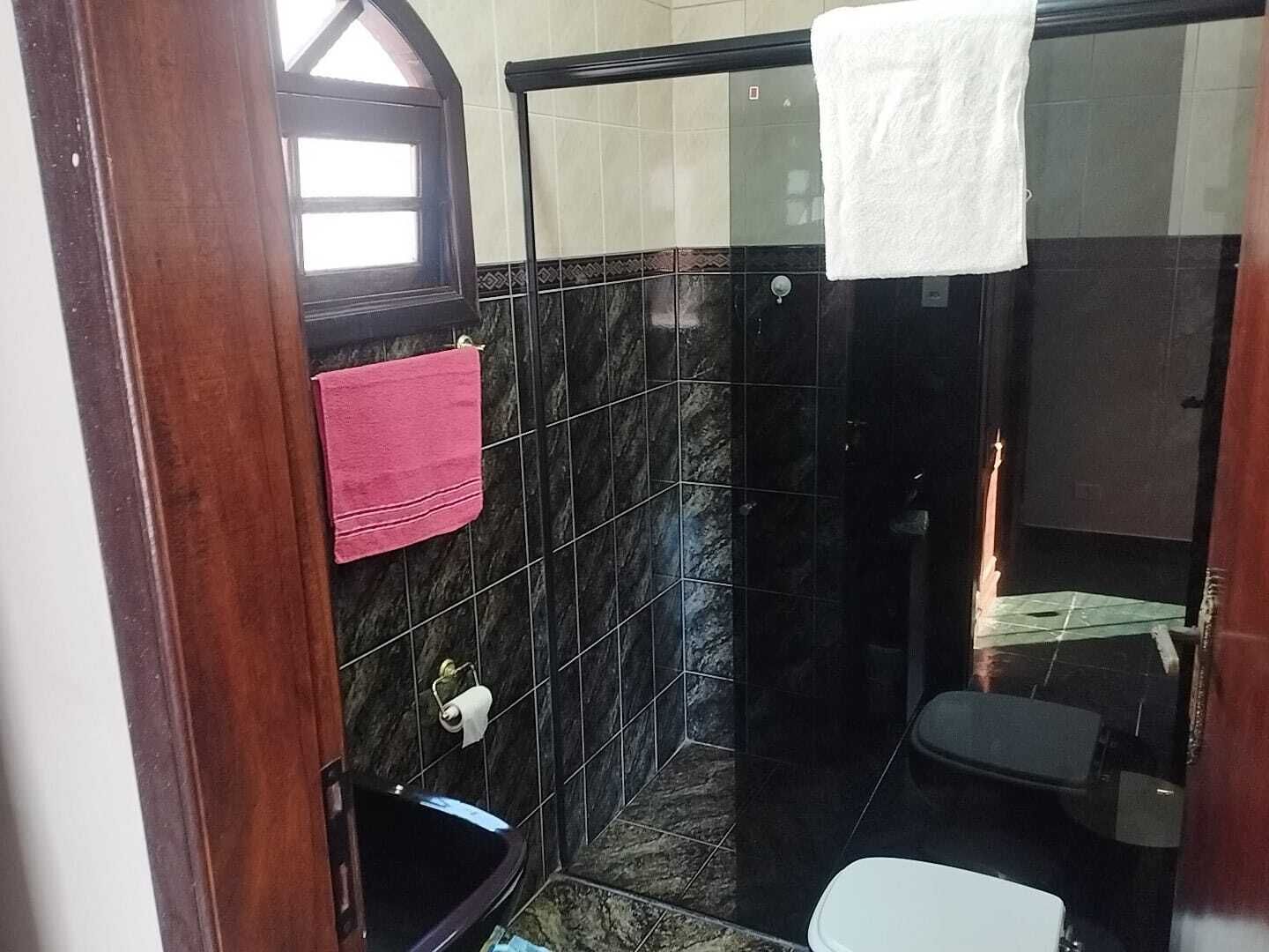 Chuveiro, secador de cabelo, toalhas de banho, sabonete