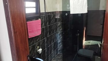 Chuveiro, secador de cabelo, toalhas de banho, sabonete