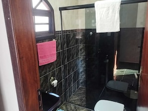 Shower, hair dryer, towels, soap - https://www.airbnb.com.br/hosting/listings/editor/1429156678113976343 (Parque Industrial São José dos Campos)
