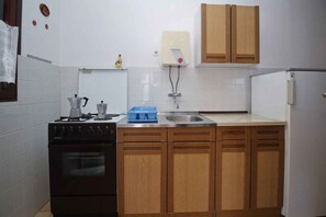 Fridge, oven, stovetop, coffee/tea maker - Holiday apartment with terrace and garden shower (Punat)
